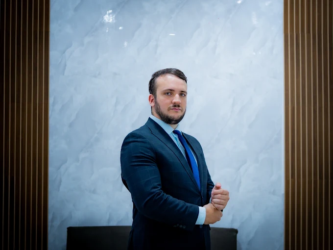 Dr. Andrew Saraiva em seu escritório de advocacia
